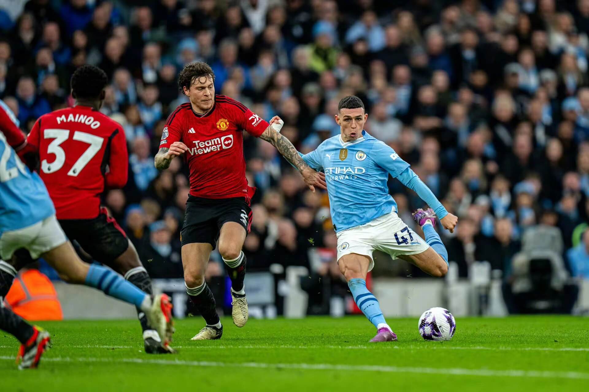 Manchester City completa doble play, Manchester United está en problemas